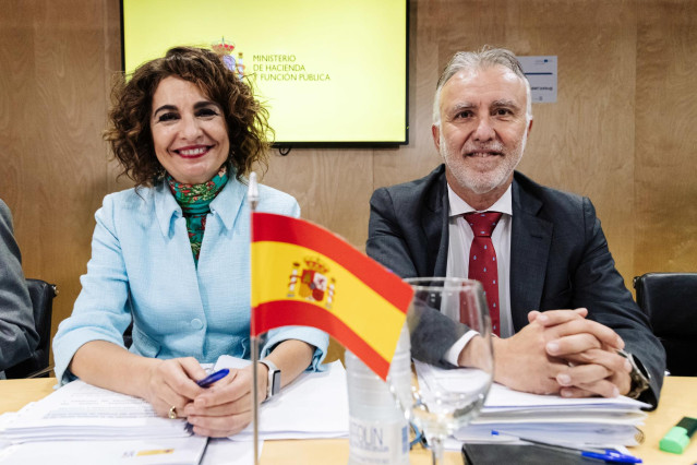La vicepresidenta cuarta y ministra de Hacienda y Función Pública, María Jesús Montero y el ministro de Política Territorial y Memoria Democrática, Ángel Víctor Torres, durante la reunión del Consejo de Política Fiscal y Financiera (CPFF).
