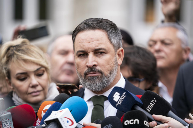 El líder de Vox, Santiago Abascal, atiende a medios.