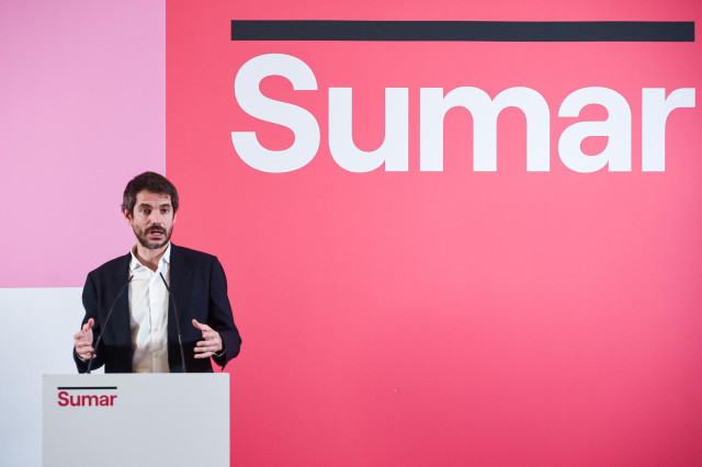 El ministro de Cultura y portavoz de Sumar, Ernest Urtasun, durante una rueda de prensa, en el espacio Rastro, a 11 de diciembre de 2023, en Madrid (España).