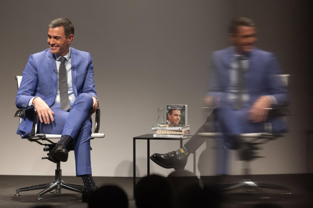 El presidente del Gobierno, Pedro Sánchez, durante la presentación de su libro ‘Tierra firme’, en el Círculo de Bellas Artes, a 11 de diciembre de 2023, en Madrid (España).