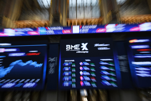 Archivo - Un panel del Ibex 35, en el Palacio de la Bolsa, a 20 de octubre de 2023, en Madrid (España).