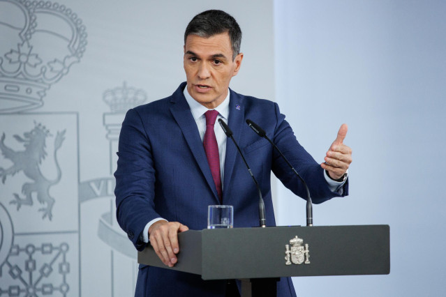 Archivo - El presidente del Gobierno en funciones, Pedro Sánchez, ofrece una rueda de prensa tras reunirse con el Rey Felipe VI, en el Complejo de la Moncloa, a 3 de octubre de 2023, en Madrid (España).