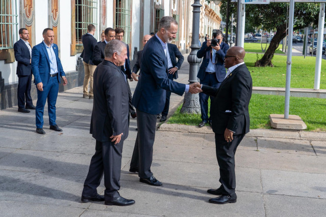 Archivo - Don Felipe VI (d) y el Rey Abdalá II de Jordania (i) saludan a los participantes en la reunión del Proceso de Áqaba, a 20 de junio de 2023 en Córdoba, (Andalucía, España).