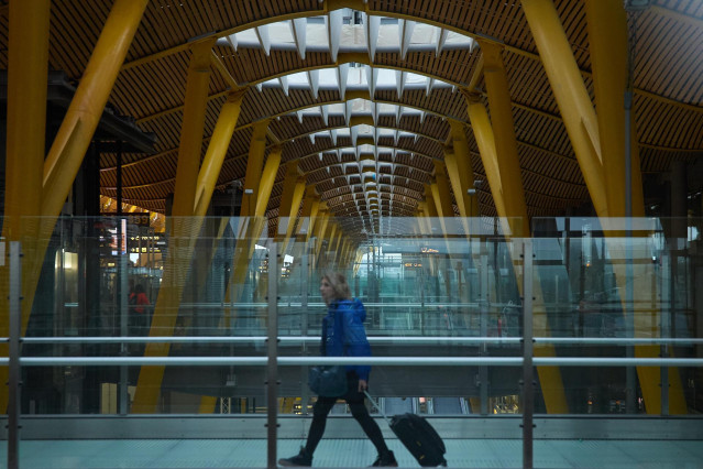 Un viajero en el Aeropuerto Adolfo Suárez-Madrid Barajas, a 10 de diciembre de 2023, en Madrid (España).