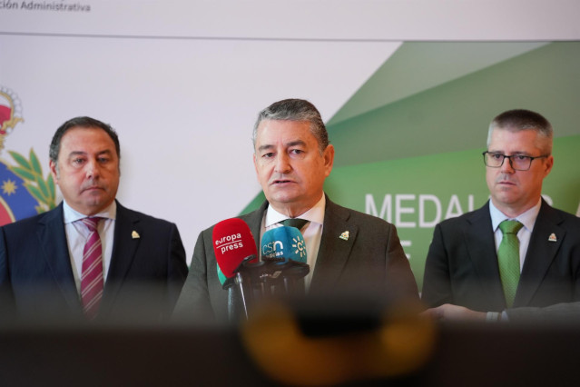 El consejero de la Presidencia, Antonio Sanz, este martes en declaraciones a los medios en Sevilla.