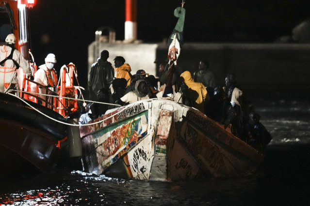 Archivo - Decenas de personas en un cayuco son rescatadas a su llegada al muelle de La Restinga