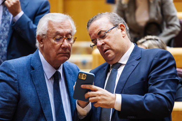 El senador del PP Javier Arenas (i) y el expresidente de la Junta de Extremadura, José Antonio Monago (d) conversan tras una sesión plenaria, en el Senado, a 14 de noviembre de 2023, en Madrid (España). La Comisión de Reglamento del Senado ha avalado la r