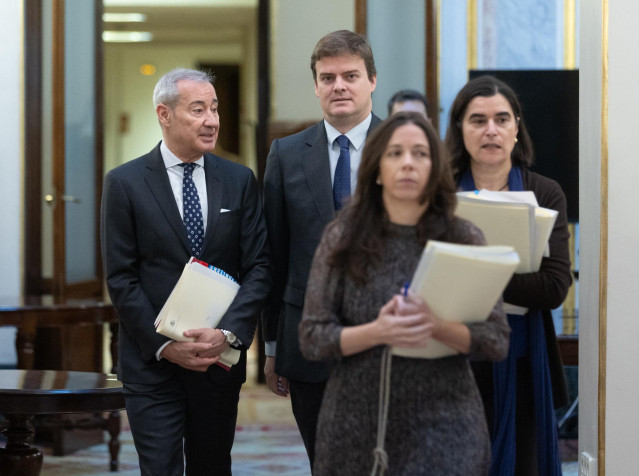 El  Letrado Mayor, Fernando Galindo, en el centro, con sus colaboradores de lal Secretaría General del Congreso