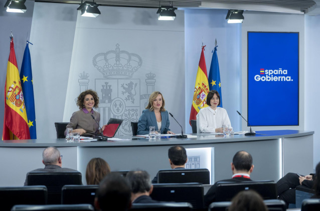 (I-D) La vicepresidenta cuarta y ministra de Hacienda y Función Pública, María Jesús Montero; la ministra Portavoz, Pilar Alegría, y la ministra de Ciencia, Innovación y Universidades, Diana Morant, durante una rueda de prensa posterior a la reunión del C