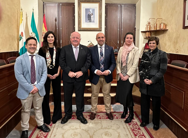 Aguirre (3º izda.), durante su visita institucional al Ayuntamiento de Rute (Córdoba).
