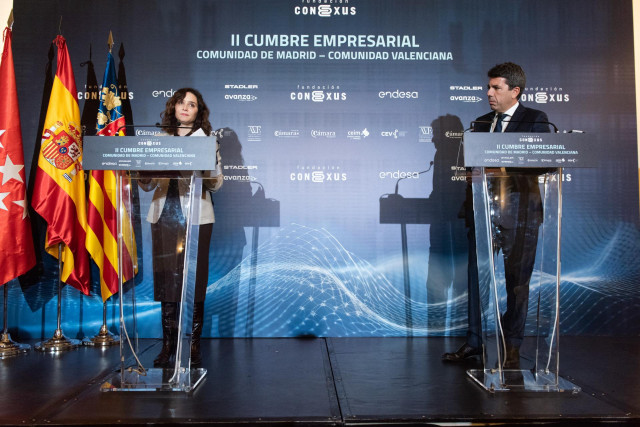 La presidenta de la Comunidad de Madrid, Isabel Díaz Ayuso, y el presidente de la Generalitat Valenciana, Carlos Mazón, intervienen en la II Cumbre Empresarial Comunidad de Madrid-Comunidad Valenciana, en el Real Casino de Madrid, a 12 de diciembre de 202