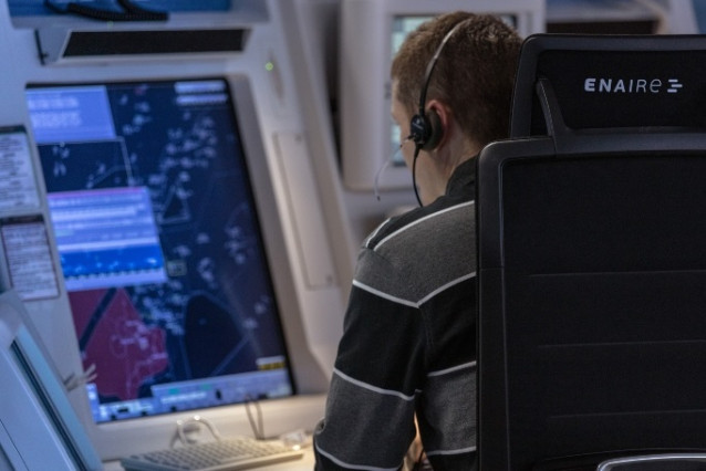 Controlador aéreo en un centro de control de Enaire.