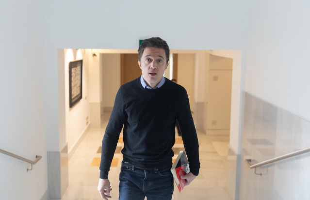 El líder de Más País, Iñigo Errejón, a su llegada a la conferencia ‘Actualidad y límites de la Constitución de 1978, en el Congreso de los Diputados, a 5 de diciembre de 2023, en Madrid (España). El encuentro ha sido organizado por Sumar con motivo del Dí