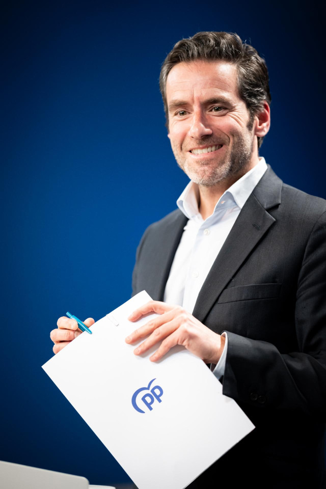 El portavoz y vicesecretario de Cultura del PP, Borja Sémper, a su salida de una rueda de prensa  posterior a la reunión del Comité de Dirección del Partido Popular, en la sede nacional del PP, a 11 de diciembre de 2023, en Madrid (España). Durante la rue