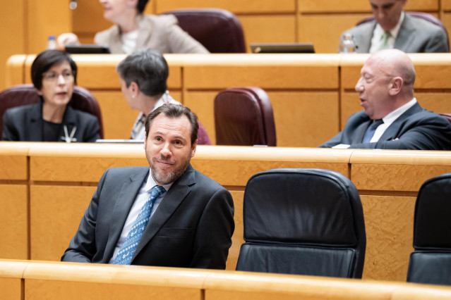El ministro de Transportes y Movilidad Sostenible, Óscar Puente, durante una sesión plenaria del Senado, a 12 de diciembre de 2023, en Madrid (España). Tras el Pleno del Congreso donde se ha realizado el primer debate de la proposición de Ley de Amnistía