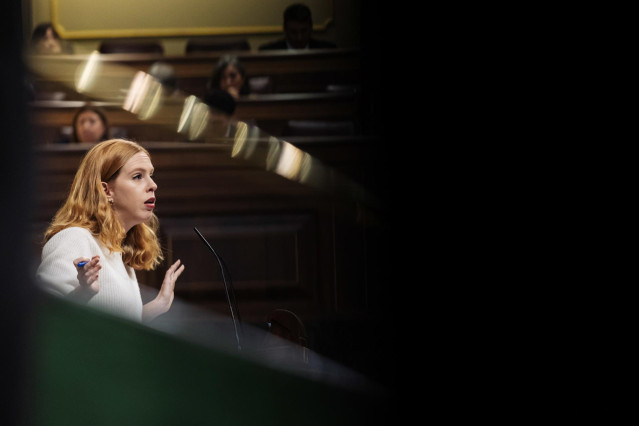 La ex secretaria de Organización de Podemos y diputada del partido, Lilith Verstrynge, interviene durante una sesión plenaria, en el Congreso de los Diputados, a 12 de diciembre de 2023, en Madrid (España).