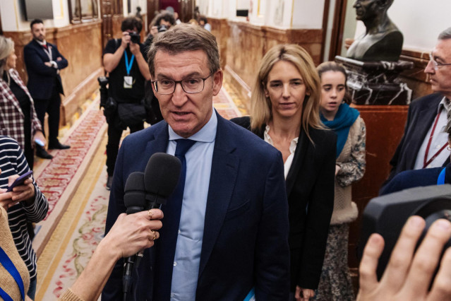 El líder del PP, Alberto Núñez Feijóo y la diputada del PP Cayetana Álvarez de Toledo a su salida de una sesión plenaria, en el Congreso de los Diputados, a 12 de diciembre de 2023, en Madrid (España).