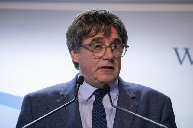 Archivo - El expresidente de la Generalitat y eurodiputado de Junts, Carles Puigdemont, comparece en una rueda de prensa para explicar los detalles del acuerdo de investidura con el PSOE, en el Parlamento Europeo, a 9 de noviembre de 2023, en Bruselas (Bé