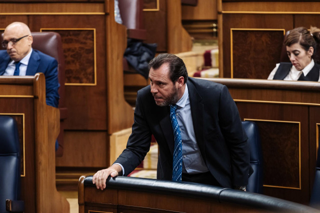 El ministro de Transportes y Movilidad Sostenible, Óscar Puente, vota durante la sesión plenaria, en el Congreso de los Diputados, a 12 de diciembre de 2023, en Madrid (España). El Pleno del Congreso acoge hoy el primer debate de la proposición de Ley de