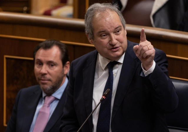 El ministro de Industria, Jordi Hereu, interviene durante una sesión de control al Gobierno, en el Congreso de los Diputados, a 13 de diciembre de 2023, en Madrid (España). El Congreso celebra su primera sesión de control al Gobierno de la XV legislatura