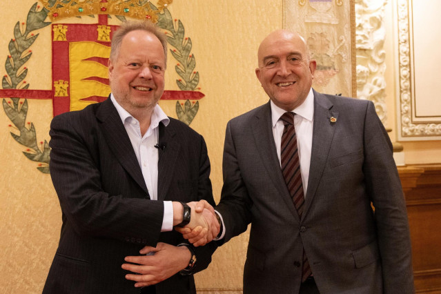 Carnero y Palmer se estrechan la mano tras reunirse en el Ayuntamiento de Valladolid