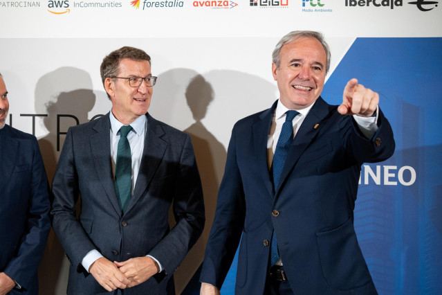 El presidente del Partido Popular, Alberto Núñez Feijóo (i), y el presidente del Gobierno de Aragón, Jorge Azcón (d), durante un encuentro informativo, en el Teatro Real, a 13 de diciembre de 2023, en Madrid (España). El encuentro ha sido organizado por e