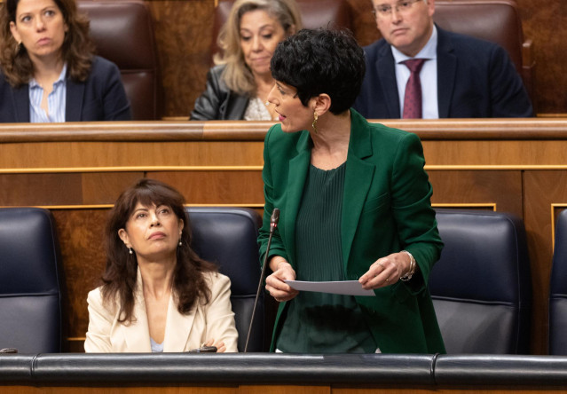 La ministra de Inclusión, Seguridad Social y Migraciones, Elma Saiz, en el Pleno del Congreso