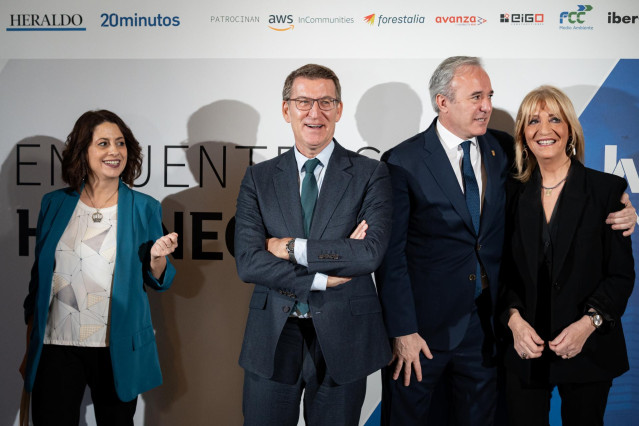 (I-2D) La alcaldesa de Teruel, Emma Buj, el presidente del Partido Popular, Alberto Núñez Feijóo, y el presidente del Gobierno de Aragón, Jorge Azcón, posan durante un encuentro informativo, en el Teatro Real, a 13 de diciembre de 2023, en Madrid (España)