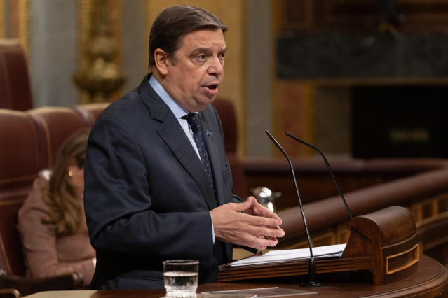 El ministro de Agricultura, Pesca y Alimentación, Luis Planas, interviene durante una sesión plenaria posterior a una sesión de control al Gobierno, en el Congreso de los Diputados, a 13 de diciembre de 2023, en Madrid (España)