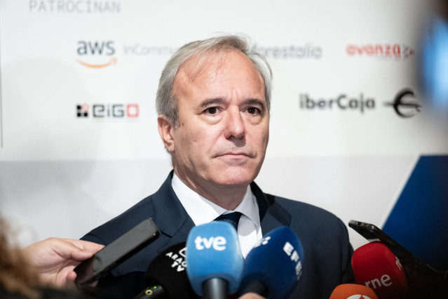 El presidente del Gobierno de Aragón, Jorge Azcón, atiende a los medios de comunicación durante un encuentro informativo, en el Teatro Real, a 13 de diciembre de 2023, en Madrid (España). El encuentro ha sido organizado por el grupo de comunicación Henneo