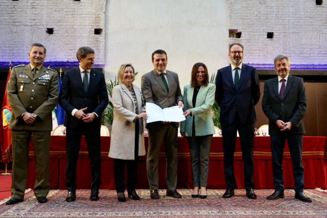 Las autoridades tras la firma de la cesión al Estado de la parcela situada en el Parque Empresarial La Rinconada para la Base Logística del Ejército de Tierra en Córdoba.
