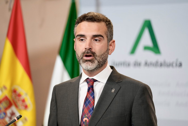 El consejero de Sostenibilidad, Medio Ambiente y Economía Azul de la Junta de Andalucía y portavoz del gobierno, Ramón Fernández-Pacheco  durante la rueda de prensa tras el Consejo de Gobierno andaluz en el Palacio de San Telmo, a 13 de diciembre del 2023