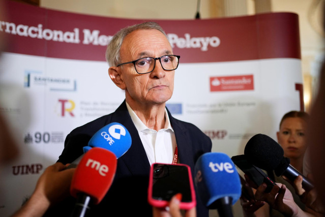 Archivo - El presidente del Consejo Económico y Social de España (CES), Antón Costas, comparece en el photocall del Palacio de la Magdalena donde participa en el XXVI Encuentro del CES en la Universidad Internacional Menéndez Pelayo (UIMP), 'Grandes desaf