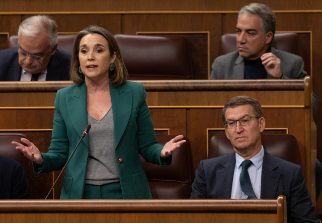 La secretaria general del PP, Cuca Gamarra, que interviene y el líder del PP, Alberto Núñez Feijóo, durante una sesión de control al Gobierno, en el Congreso de los Diputados, a 13 de diciembre de 2023, en Madrid (España). El Congreso celebra su primera s
