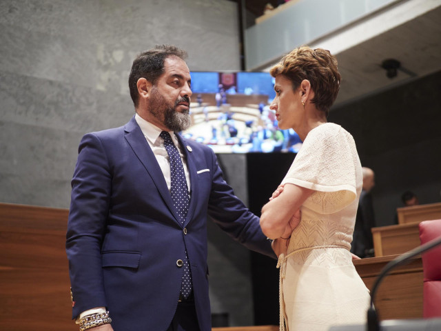 Archivo - La presidenta de Navarra, María Chivite, y el parlamentario socialista y secretario de Organización del PSN, Ramón Alzórriz.