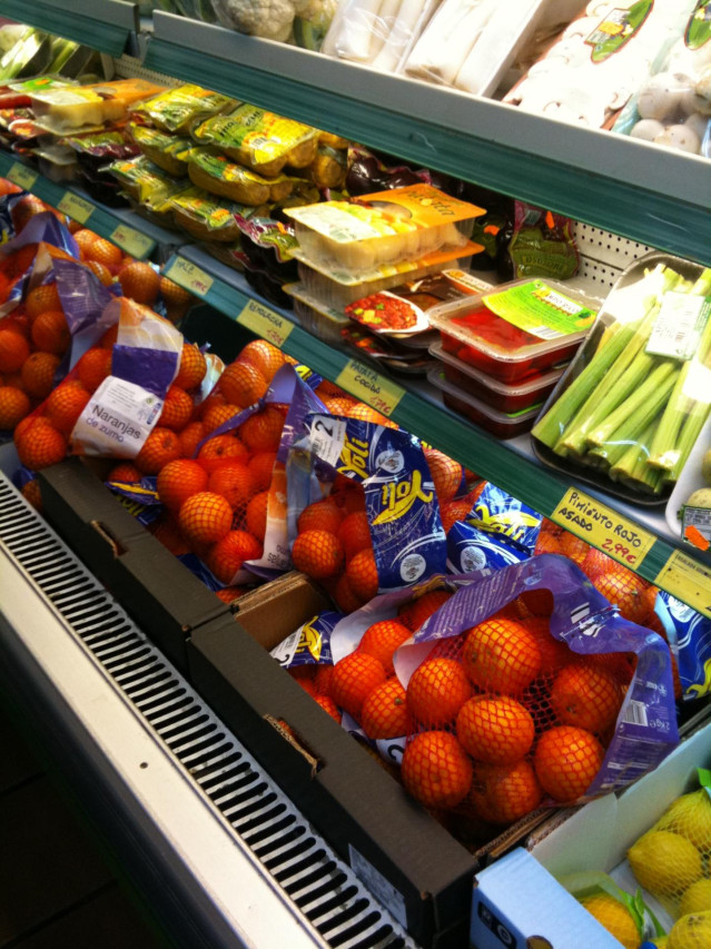 Archivo - USO advierte de que los salarios siguen perdiendo poder de compra debido a la inflación en los alimentos.