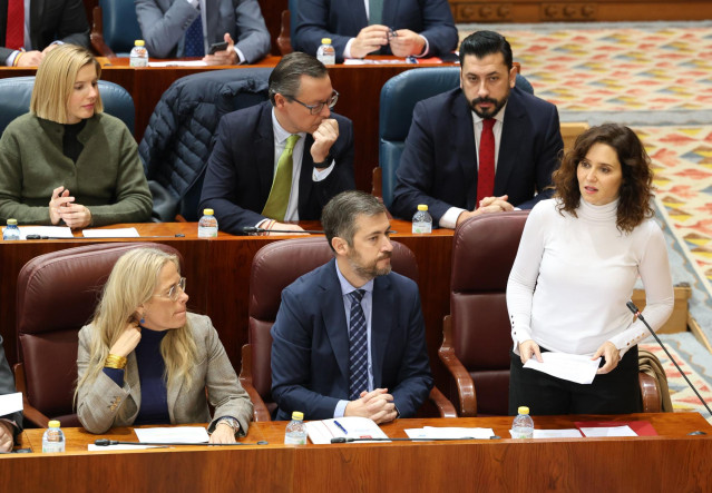 La presidenta de la Comunidad de Madrid, Isabel Díaz Ayuso (1d), interviene durante una sesión plenaria en la Asamblea de Madrid, a 14 de diciembre de 2023, en Madrid (España).