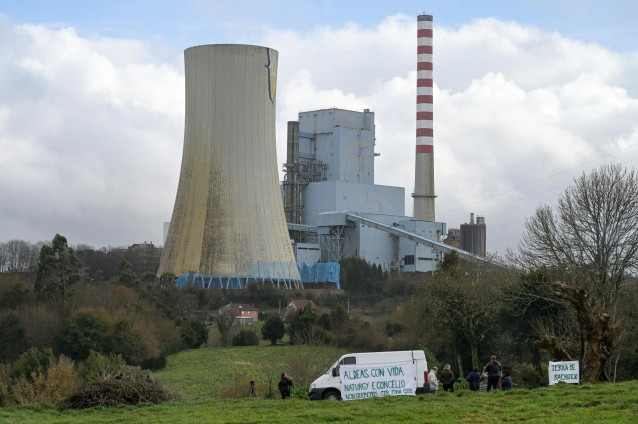 Archivo - Pancartas frente a la demolición de la torre de refrigeración de la central térmica de Meirama, a 21 de diciembre de 2022, en Cerceda, Meirama, A Coruña, Galicia (España). La torre de refrigeración de la central térmica de Meirama ha sido derrib
