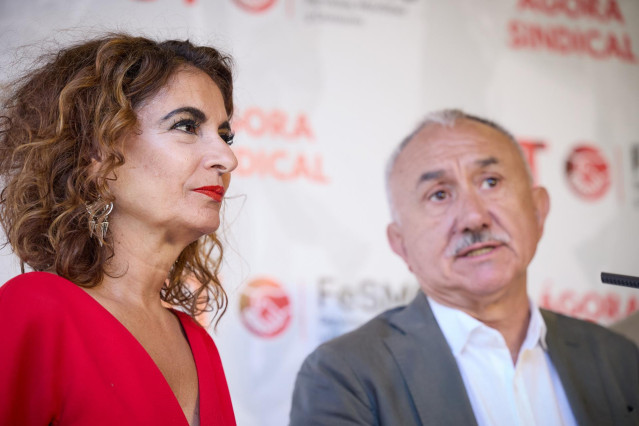 Archivo - La ministra de Hacienda y Función Pública, María Jesús Montero y el secretario general de UGT, Pepe Álvarez, durante la inauguración de la primera edición del Ágora Sindical 'Servicios: diagnóstico de un sector esencial', en la sede de UGT, a 15