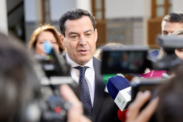 El presidente de la Junta de Andalucía, Juanma Moreno, atiende a los medios en el Parlamento andaluz.