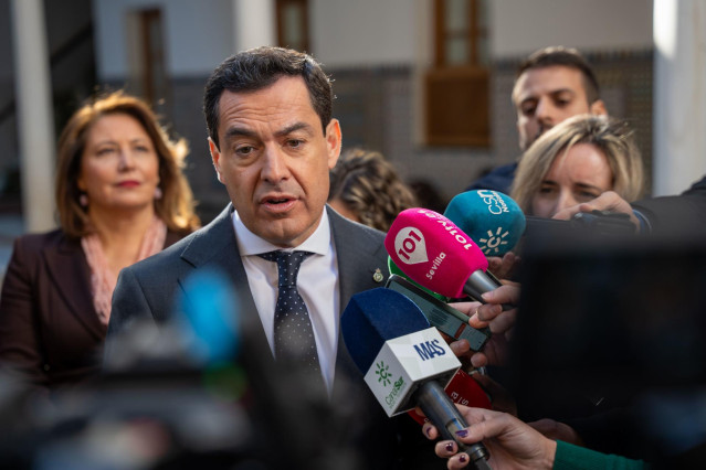 El presidente de la Junta de Andalucía, Juanma Moreno, atiende este jueves a los medios antes de afrontar las preguntas de la oposición en el Pleno del Parlamento.