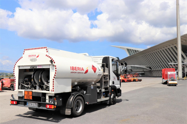 Archivo - Servicios de handling con combustible renovable en el aeropuerto de Loiu (Bizkaia)