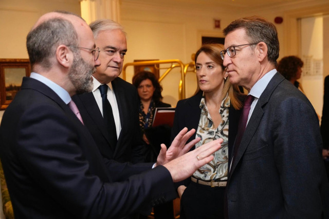El líder del PP, Alberto Núñez Feijóo, conversa con la presidenta del Parlamento Europeo, Roberta Metsola, el presidente del PPE, Manfred Weber, y el vicesecretario de Institucional del PP, Esteban González Pons, en Bruselas.