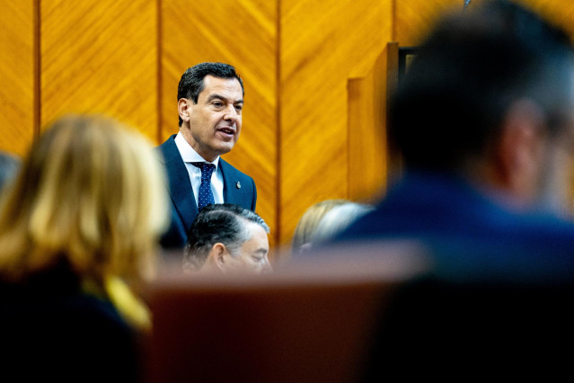 El presidente de la Junta de Andalucía, Juanma Moreno, durante su intervención en la sesión de Control al Gobierno en la segunda jornada del Pleno del Parlamento andaluz, a 14 de diciembre 2023, en Sevilla (Andalucía, España).