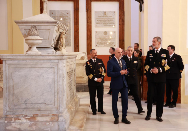 El rey Felipe VI durante su visita guiada al Panteón de los Ilustres Marinos, ubicado en la Escuela de Suboficiales de la Armada en San Fernando (Cádiz)