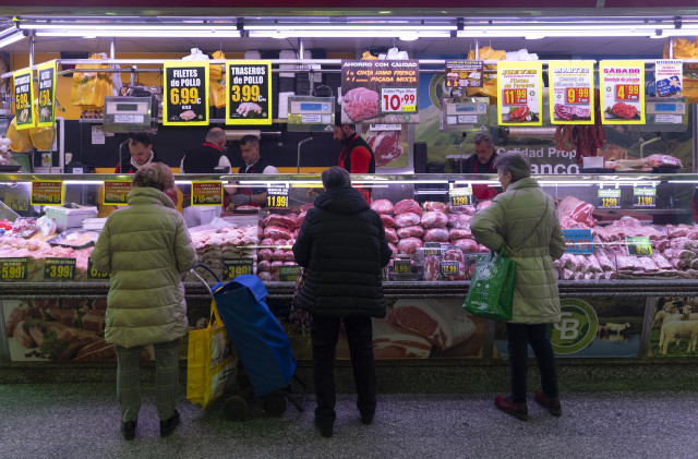 Archivo - Varias mujeres compran en una carnicería  en un mercado, a 15 de marzo de 2023, en Madrid (España).