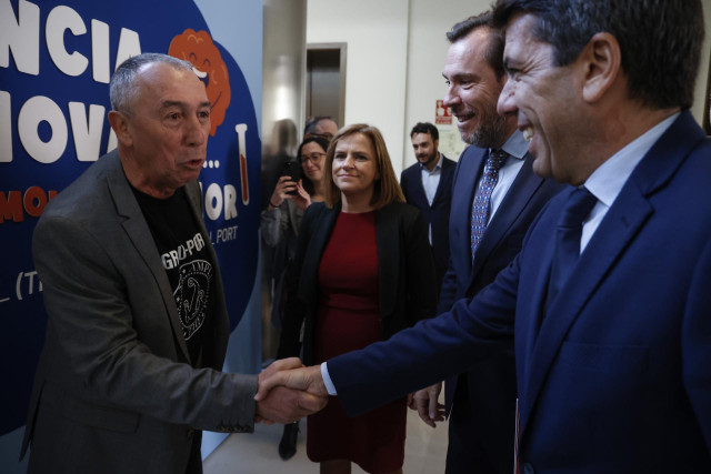 Baldoví saluda a Mazón en el Puerto de València ante la presencia del ministro de Transporte, Óscar Puente