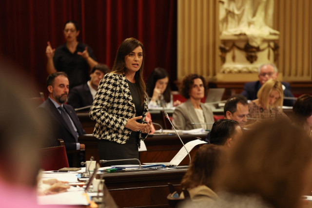 La diputada de VOX, Idoia Ribas, interviene durante un pleno en el Parlament balear, a 14 de noviembre de 2023, en Palma.