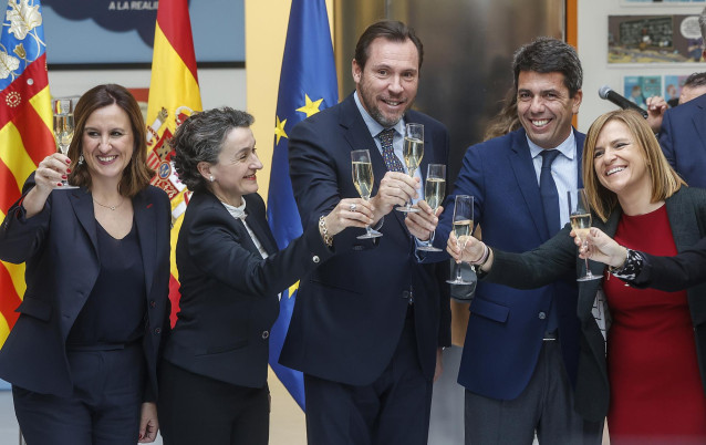 Brindis de (I-D) la alcaldesa de Valencia, María José Catalá; la presidenta de APV, Mar Chao; el ministro de Transportes, Óscar Puente; el president de la Generalitat, Carlos Mazón; y la delegada del Gobierno, Pilar Bernabé,