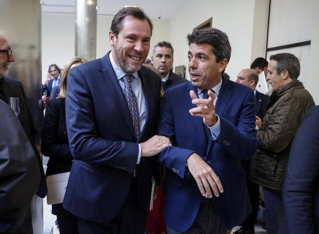El president de la Generalitat, Carlos Mazón (d), y el ministro de Transportes y Movilidad Sostenible, Óscar Puente (i),